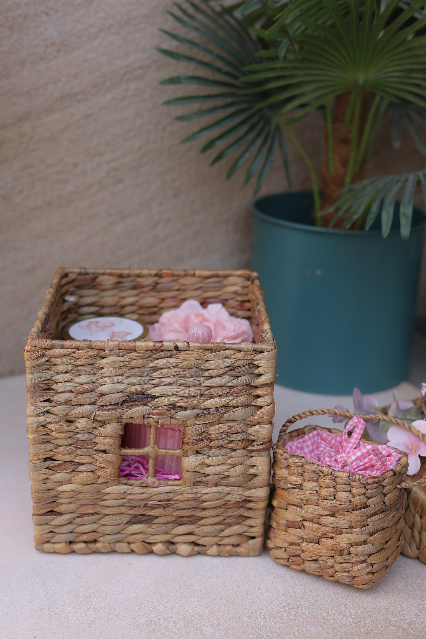 Baby announcement hut basket